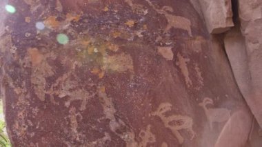 Utah 'ın Dokuz Mil Kanyonu' ndaki uçurumun yüzeyine oyulmuş taşlı kırmızı kayaların görüntüsü..