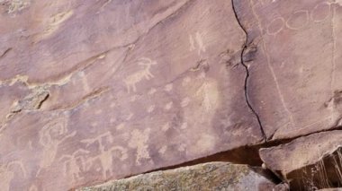 Utah 'taki Nine Mile Kanyonu' ndaki kayalıkların üzerindeki petroglyph oymalarının manzarası..