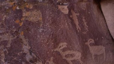 Utah çölündeki uçuruma oyulmuş 9 Mil Kanyonu 'ndaki petroglifler..