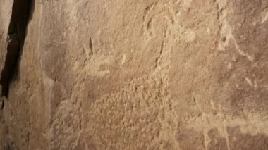 Utah 'taki Nine Mile Kanyonu' ndaki antik petroglyph oymalarının yakından incelemesi..