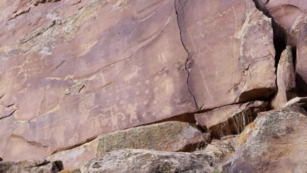 Wide Panning View Petroglyphs Cliff Nine Mile Canyon Utah Native — Stock Video