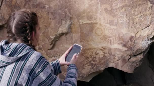 犹他州九英里峡谷中发现的石碑 妇女举起电话拍照 — 图库视频影像