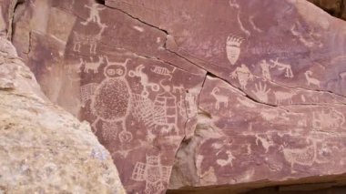 Dokuz Mil Kanyonu 'ndaki Utah Çölü' nde hafif kar yağarken petroglyph paneline bakıyorum. Baykuşları seyrediyorum..