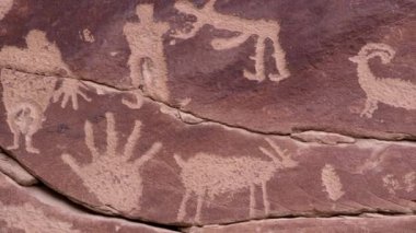 Utah 'taki Nine Mile Kanyonu' ndaki kaya duvarına insan ve el oymaları yapmak..