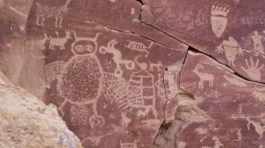 Nine Mile Canyon 'da pençeli ayı pençesi ve dev baykuş ile büyük bir petroglyph panel boyunca ilerliyoruz..
