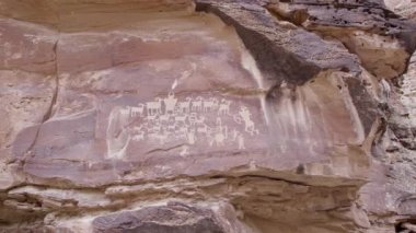 Utah 'taki Fremont yerlilerinin yaptığı, Nine Mile Canyon' daki Büyük Av Paneli 'nin manzarası..