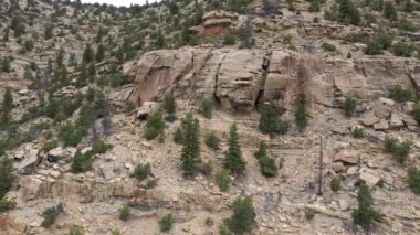 Nine Mile Canyon 'daki Fremont Kızılderililerinden yapılan tahıl ambarını görmek için uçuruma doğru uçuyorum..