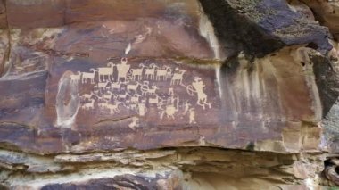 Utah 'ta, Nine Mile Kanyonu' ndaki kayalıklara oyulmuş Büyük Av Paneli 'nin görüntüsü..
