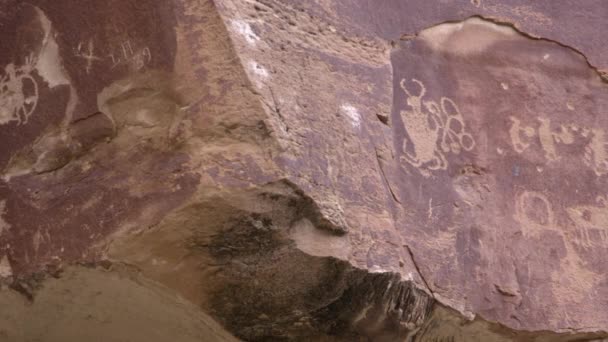 Panoramique rocheuse avec des sculptures de divers pétroglyphes d'Amérindiens dans le canyon de Nine Mile en Utah .