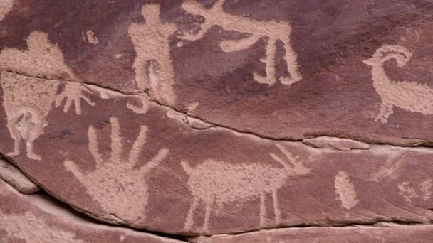 Panning Petroglyph Snijden Van Mensen Handen Rots Muur Nine Mile — Stockvideo