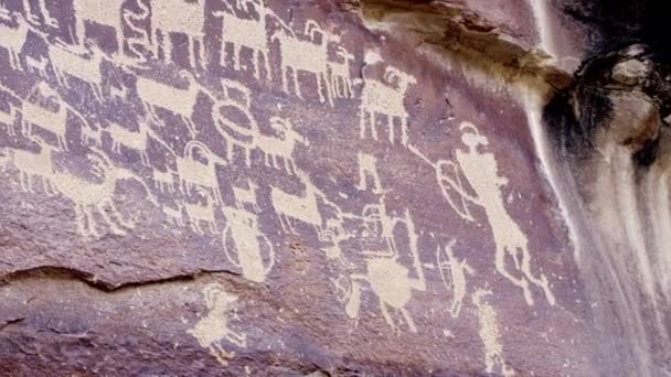 在犹他州9英里峡谷的悬崖峭壁上刻有来自佛蒙特州印第安人的巨大狩猎面板石碑 猎手们围绕着大羚羊 — 图库视频影像