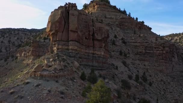 Volare Lungo Cresta Del Deserto Roccioso Nel Nine Mile Canyon — Video Stock