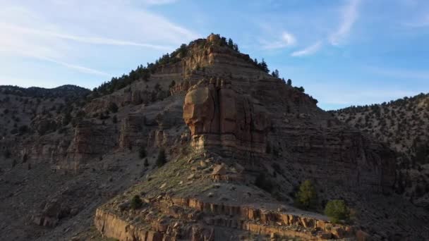 Vue Aérienne Tournant Autour Crête Rocheuse Dans Désert Utah Éclairée — Video