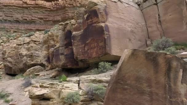 Vue Aérienne Tournante Des Pétroglyphes Sur Roche Dans Utah Dans — Video