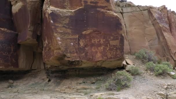 犹他州的九英里峡谷里 岩石上有石刻 在岩石的边缘旋转着 — 图库视频影像