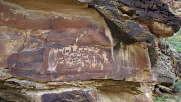 Flying Great Hunt Panel Petroglyph Nine Mile Canyon Carved Cliff — Stock Video