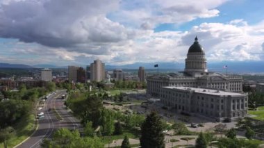 Utah 'taki Capitol Binası' nı geçip Salt Lake City şehir merkezine doğru uçan hava aracı..