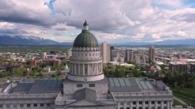 Salt Lake City ve Wasatch Dağları etrafında dönen hava manzarası.