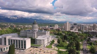 Bulutlu bir günde Salt Lake City 'nin geniş kapsamlı hava görüntüsü ve Capitol' ün yanındaki trafik Wasatch Dağları 'na doğru bakıyor..