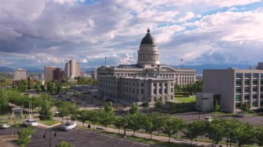 Utah Capitol Binası 'nın havadan görüntüsü otopark üzerindeki düşük rotasyondan..
