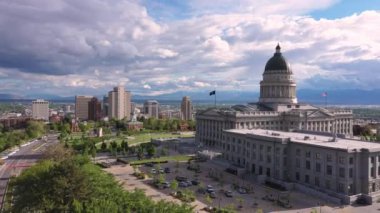 Salt Lake City 'ye doğru uçan hava manzaralı Utah Tapınak Meydanı.