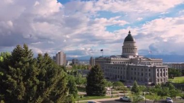 Utah 'taki Capitol ve Salt Lake City' yi Oquirrh Dağları 'na doğru gören bir ağacın arkasından yükselen hava manzarası..