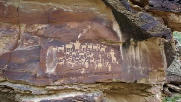 犹他州悬崖峭壁上雕刻的石刻图 围绕着九英里峡谷中的大狩猎板旋转 — 图库视频影像
