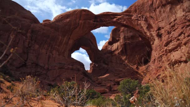 Time Lapse Clouds Moving While Viewing Double Arch Desert Arches — Αρχείο Βίντεο