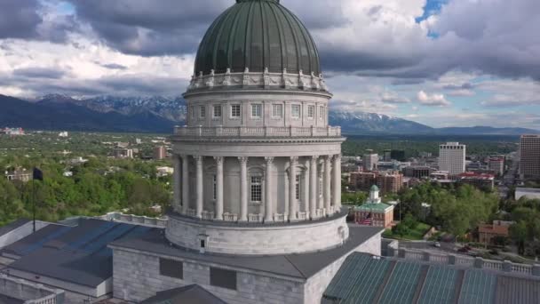 盐湖城首都大楼圆顶的旋转鸟瞰图 俯瞰着瓦萨奇山脉和市中心 — 图库视频影像
