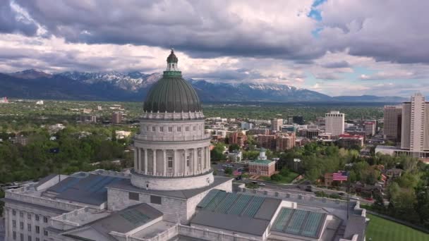 部分阴天 从国会大厦后面俯瞰瓦萨奇山脉 俯瞰盐湖城广阔的旋转空中景观 — 图库视频影像