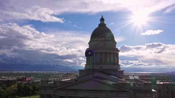 犹他州国会楼周围旋转的空中景观 朝大盐湖方向看太阳 — 图库视频影像