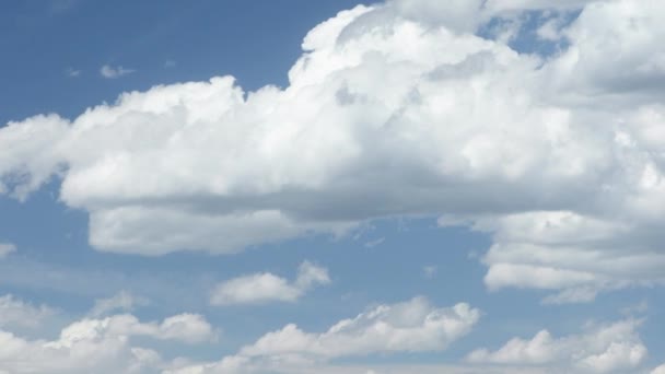 Nubes Cúmulos Moviéndose Través Del Cielo Lapso Tiempo — Vídeos de Stock