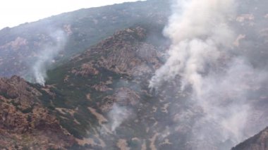 Provo şehrinin yukarısındaki Utah 'taki dağda yangın manzarası..