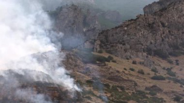 2019 yazında Utah 'ta dağ yamacında alevler yükseldikçe duman manzarası yükseliyor..
