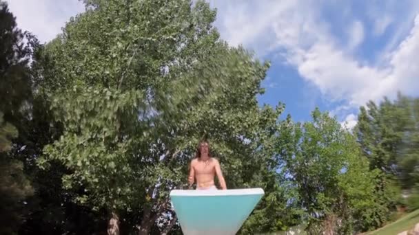 Teenager Dělá Výhru Bazénu Nad Kamerou Která Sleduje — Stock video