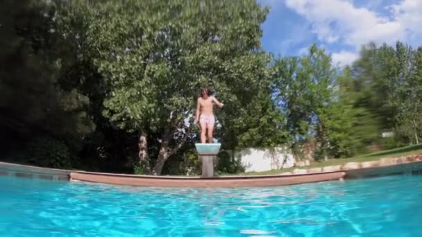 Teenage Boy Running Doing Backflip Gainer Pool Hot Summer Day — Stock video