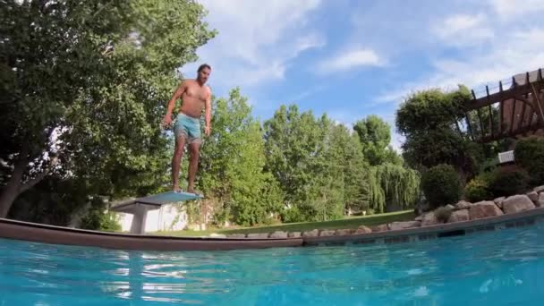 Hombre Pie Trampolín Haciendo Backflip Gainer Piscina Salpicando Agua Cámara — Vídeos de Stock