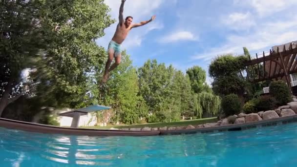 Homme Sautant Sur Plongeoir Plongeant Dans Piscine Attraper Peu Temps — Video