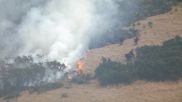 Brûlure de feux de forêt sur la montagne que les pompiers contrôlent l'incendie en Utah .