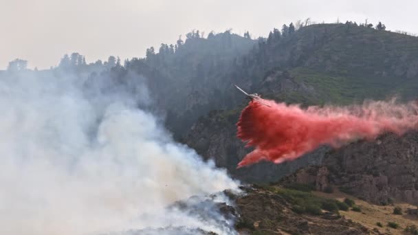 Vliegtuig Valt Brandvertragend Wildvuur Brandende Berg Boven Provo Utah Juli — Stockvideo