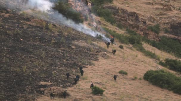 Zoomzicht Brandweerlieden Die Werken Aan Het Blussen Van Bosbranden Berghelling — Stockvideo