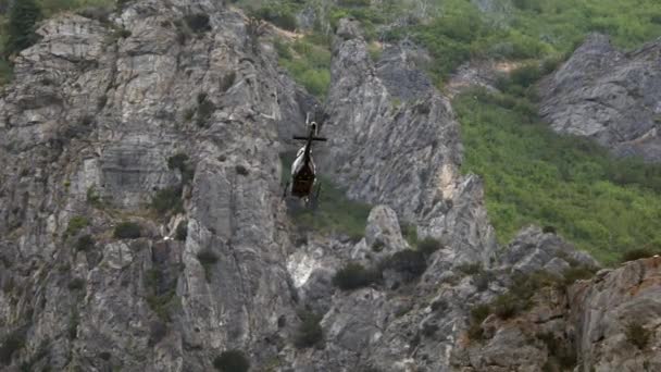 Helicóptero Pairando Lado Montanha Rochosa Girando Para Fora Quadro — Vídeo de Stock