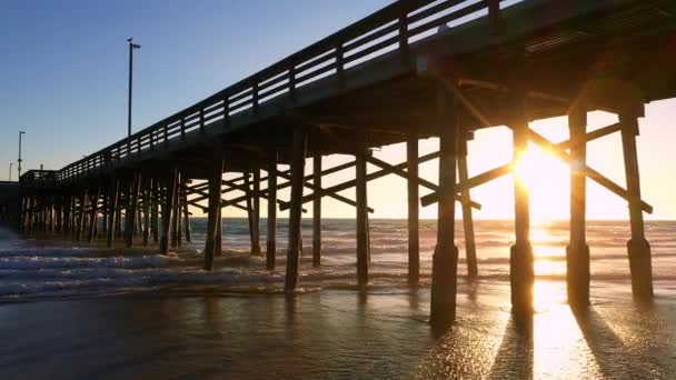 Widok Molo Newport Beach Jak Słońce Świeci Tyłu Zbliżającego Się — Wideo stockowe
