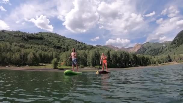 Teenagers Paddle Boarding Lake Mountains Summer — Stock Video