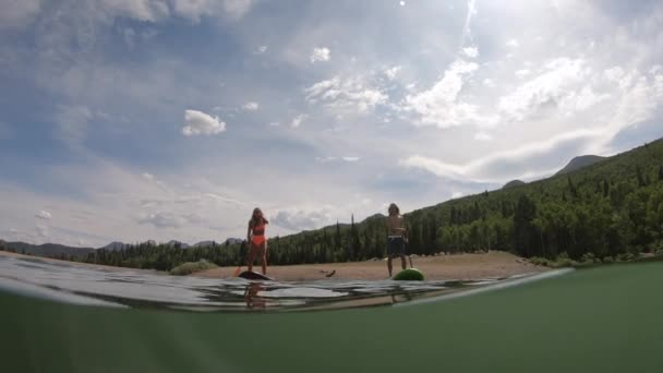 Suyun Üstünde Altında Kameraya Çarpan Kaykaycıların Görüntüsü — Stok video
