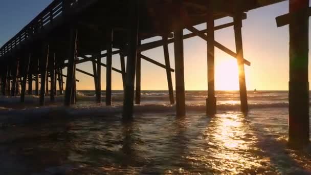 Golven Rollen Binnen Bij Zonsondergang Onder Pier Newport Beach California — Stockvideo