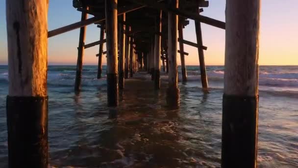 Vue Sous Jetée Newport Beach Volant Reculons Dessus Des Vagues — Video
