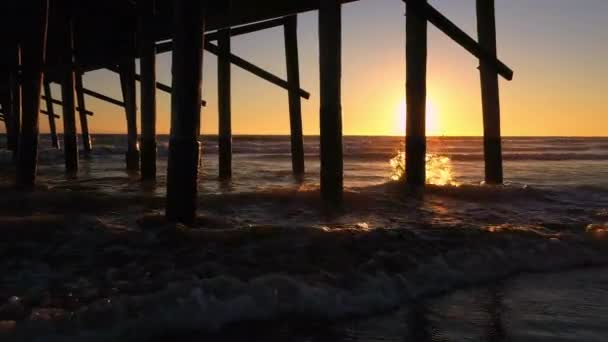 Panning View Sunset Pier Waves Roll Beach California Coast — Stock Video
