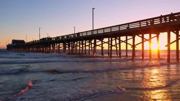 People Walking Newport Beach Pier Sunset Waves Slowly Roll Beach — Stock Video