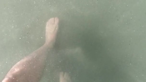 Vista Dei Piedi Che Camminano Sulla Sabbia Sott Acqua Spiaggia — Video Stock